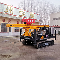 BDC100型砸樁機(jī)發(fā)動(dòng)機(jī):6105增壓高原機(jī)液壓泵:50/50液壓錘:100型雙散熱器360度旋轉(zhuǎn)前后伸縮加強(qiáng)型底盤(pán)鉆架高度:5米本鉆機(jī)，效率高，定位快，