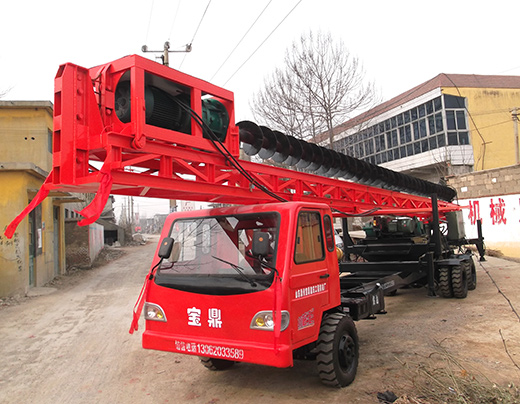 滕州寶鼎建筑工程機(jī)械廠				BDL80螺旋打樁機(jī)參數(shù)配置：				TL-80型打樁機(jī)				大鉆孔直徑				150-800mm大鉆孔深度				1-10m(可以伸縮）				發(fā)動(dòng)機(jī)功率				50kw				動(dòng)力頭功率（kw）				30kw				動(dòng)力頭轉(zhuǎn)速（rpm）				11rpm				旋轉(zhuǎn)電機(jī)功率（kw）				1.5				發(fā)動(dòng)機(jī)型號(hào)：				濰柴4105				外形尺寸：（cm）